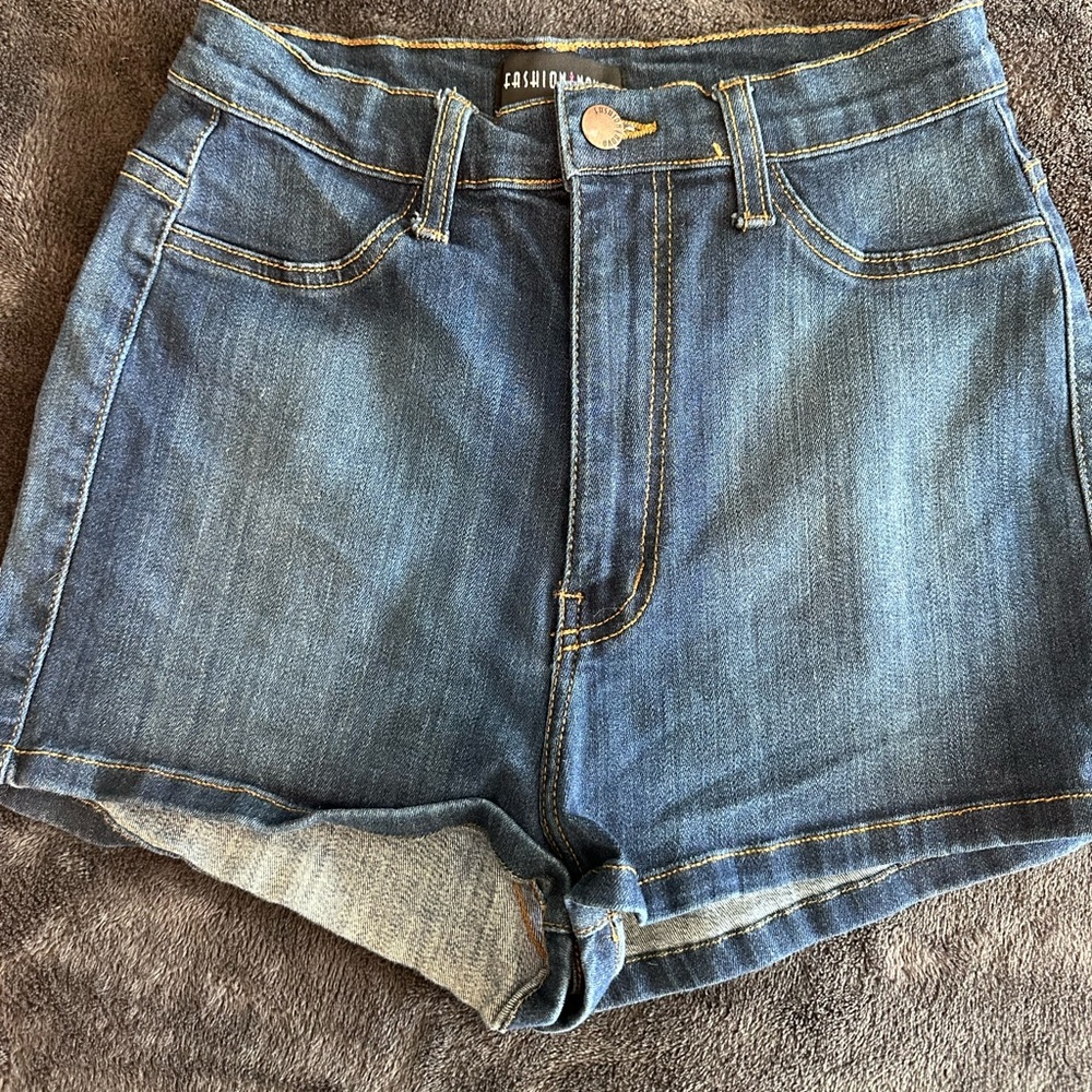 Fashion Nova shorts size L
